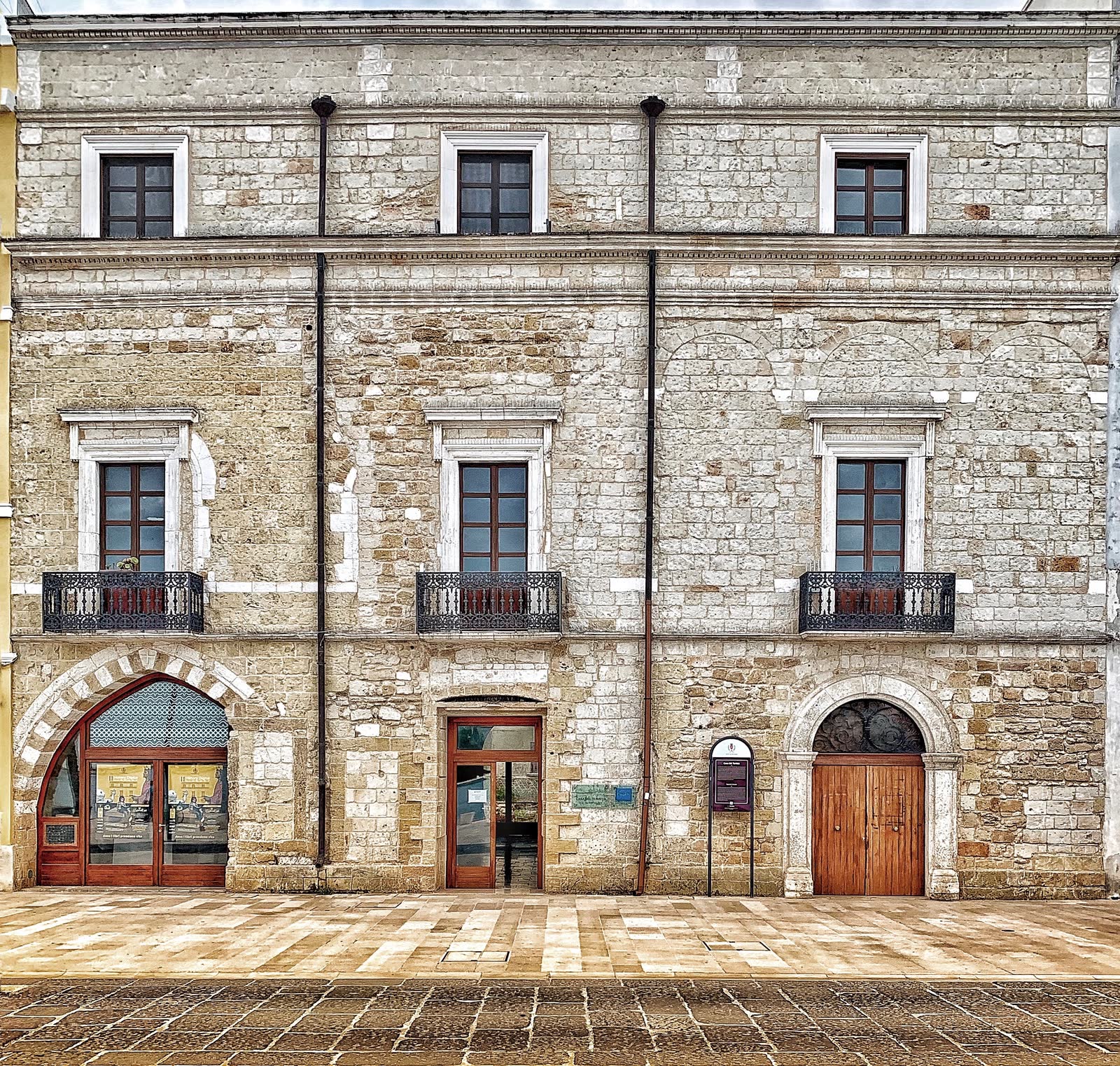 Facciata della Casa del Turista di Brindisi vista dal lungomare.